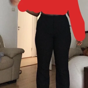Kostymbyxor - Säljer dessa fina kostymbyxor från hm🫶🏾 de är typ mid/highrise🥰 köpte dem för 250kr och säljer för 100kr❤️ 