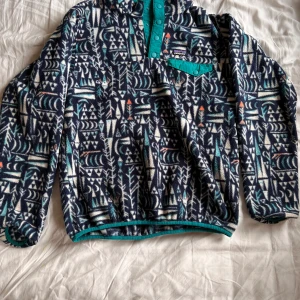 Patagonia fleecetröja  - Tröjan är en barn Model i xxl och är i bra skick. Väldigt varm 