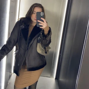 Jacka  - Jacka köpt på asos förra hösten. använd endast denna gång på bilden då jag inte tycker den passar min stil riktigt. 