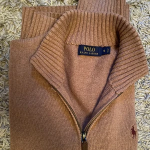 Ralph Lauren half zip  - Säljer nu plagg jag ej använder längre, denna snygga är en av dem. Trendig, varm och perfekt till hösten. ”Vintage”, därför är priset lite lägre. Nypris ca 1600kr, mitt pris: 400kr. Storlek S, sitter som en M. 