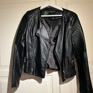 Skinnjacka - Skinnjacka köpt för flera år sedan. Fin utanpå men innanför är tyget förstört (som syns på bilden). Pris: 200kr + frakt Priset går att diskutera 