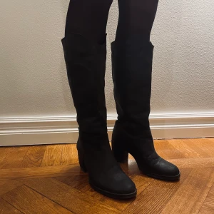 Läder stövlar - Läderstövlar med klack. Äkta läder utvändigt och med lädersula  Sparsamt använda.