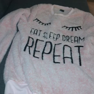 Rosa Jumper, strl M - Rosa, fluffigt tyg, oanvänd 