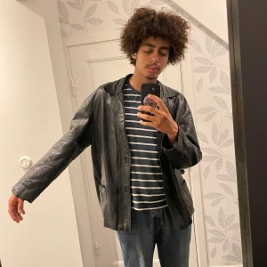 Asfet läderjacka! - Asfet vintage svart läderjacka i perfekt skick! Storlek L-XL. Fråga om mått! Möts i Malmö och tar swish! Står ej för frakt eller postens slarv (: