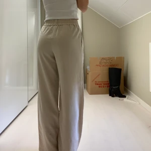 Byxor - Superfina byxor från monki💗 går att bära både hög och lågmidjade🙌🏼🙌🏼 dom är upplagda och passar mig som är 160!! Superfint skick