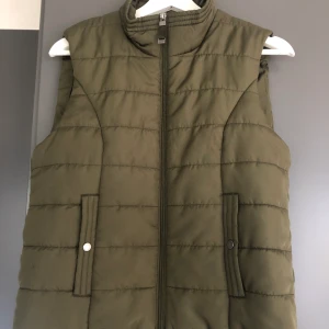 VEROMODA VÄST - Använd en gång så väldigt fint skick! Från Veromoda, storlek S.  Hämtas upp i Göteborg eller skickas.