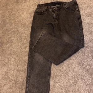 Svarta jeans - Svarta baggy jeans. Dom är lite låga för mig och jag är 175 cm. Skulle tippa på att dom är storlek S men funkar även M. Inga problem. Nypris 500 säljer för 200kr.