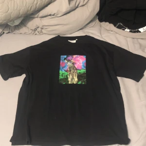 Junkyard t-shirt med katt - En svart t-shirt med tryck av en katt på. Köpt på Junkyard för 300 spänn! Pris kan diskuteras