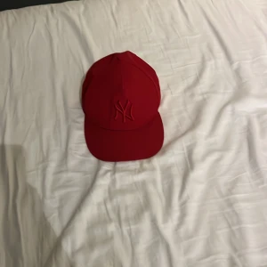 New era NY keps - Säljer den här kepsen för den bara sitter i min garderåb och samlar damm jätte bra sick och ganska sällsynt 