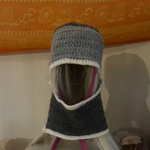 Handmade Balaclava By me - DAIZY  - - Färg  Mörk grå, Ljus grå (detalj OffWhite Bomull)  - Arbete - 5 dagar     - Material - Ull/Syntet/Silke/Bomull.  Modell - Face Reveal (dras ner på hakan)     