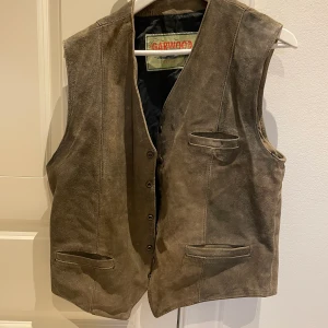 Mocka väst! - Asfet mocka väst i perfekt skick! Storlek M-L. Möts i Malmö och tar Swish. Står ej för frakt eller postens slarv (: