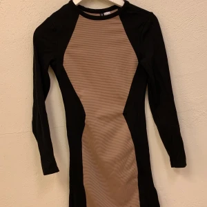 Tajt klänning  - Storlek s  Stretch  Svart och beige 