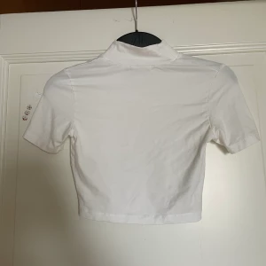 Vit topp - Vit bik bok tropp använts 2 gånger så som ny, pris kan alltid diskuteras💕storlek xs