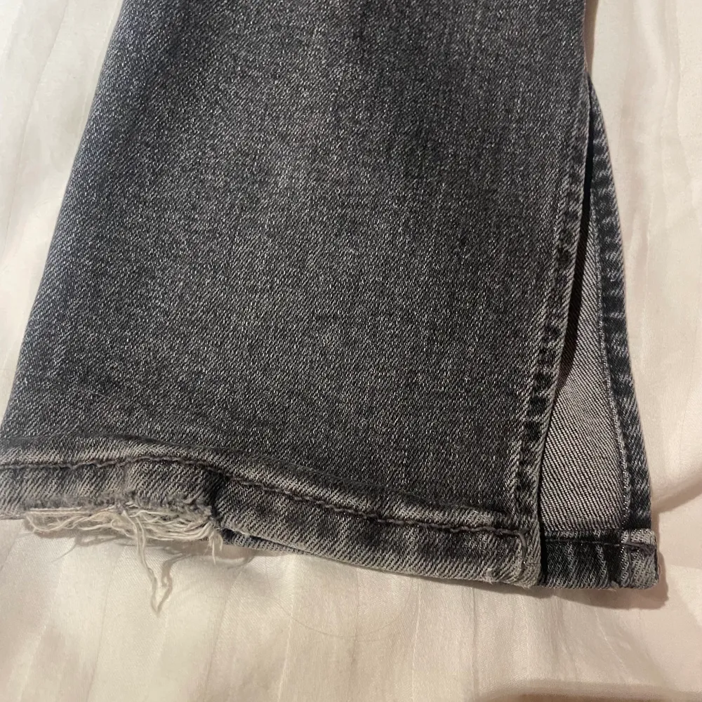 jättefina jeans från zara med slits, de är lite slitna nertill på ena benet (bild 3) men inget man tänker på. Jeans & Byxor.