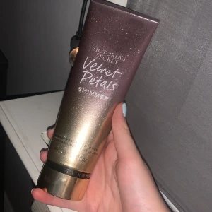 VS body lotion  - Jag säljer VS body lotion Velvet Petals Shimmer. 50Kr + frakt som är 79kr. Knappt använd