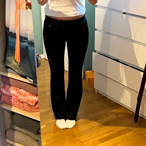 Lågmidjade bootcut kostymbyxor - Så snygga kostymbyxor med låg midja och bootcut! Storlek 36 och bra i längden:) skriv vid frågor och intresse💕Midjemått: 74cm innerbenslängd:83cm💕Jag på bilden är 175. Buda privat!
