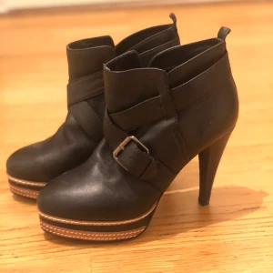 Tiger klackskor - Storlek 37-38. Märke. tiger. Mycket fint skick. Platå ca 2 cm, klack ca 10cm. Äkta läder. Går att hämtA finns på Lidingö / nästan nyskick 