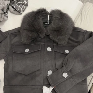 Varnar för leia annasholm!!!! - Denna tjejen vid namn leia annasholm har lurat mig och flera andra. Jag skulle köpa en meotine jacka för nästan 2000 och fick hem en sunkig hoodie. Polisen har sagt att alla som blivit lurade ska anmäla henne direkt! ❤️