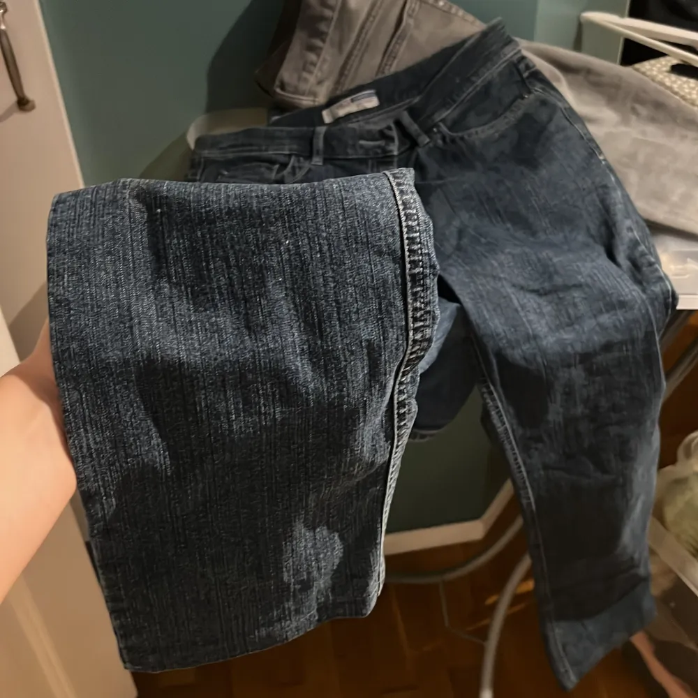 Så snygga straight/bootcut jeans med finaste detaljen på rumpan:) skriv vid intresse, fler bilder eller frågor💕Dom är för korta för mig som är 175, passar nog någon som är kortare än 170 skulle jag gissa. Midjemått:85cm. Jeans & Byxor.