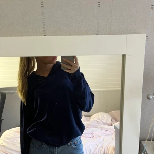 V ringar tröja i manchestermaterial - V ringad tröja i manchestermaterial, väldigt mjuk 