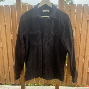 Stone Island overshirt  - StoneIsland Manchester overshirt, i storlek M, Använd fåtal gånger och finns inga tecken på användning, Köptes på NK, orginal pris 3000kr