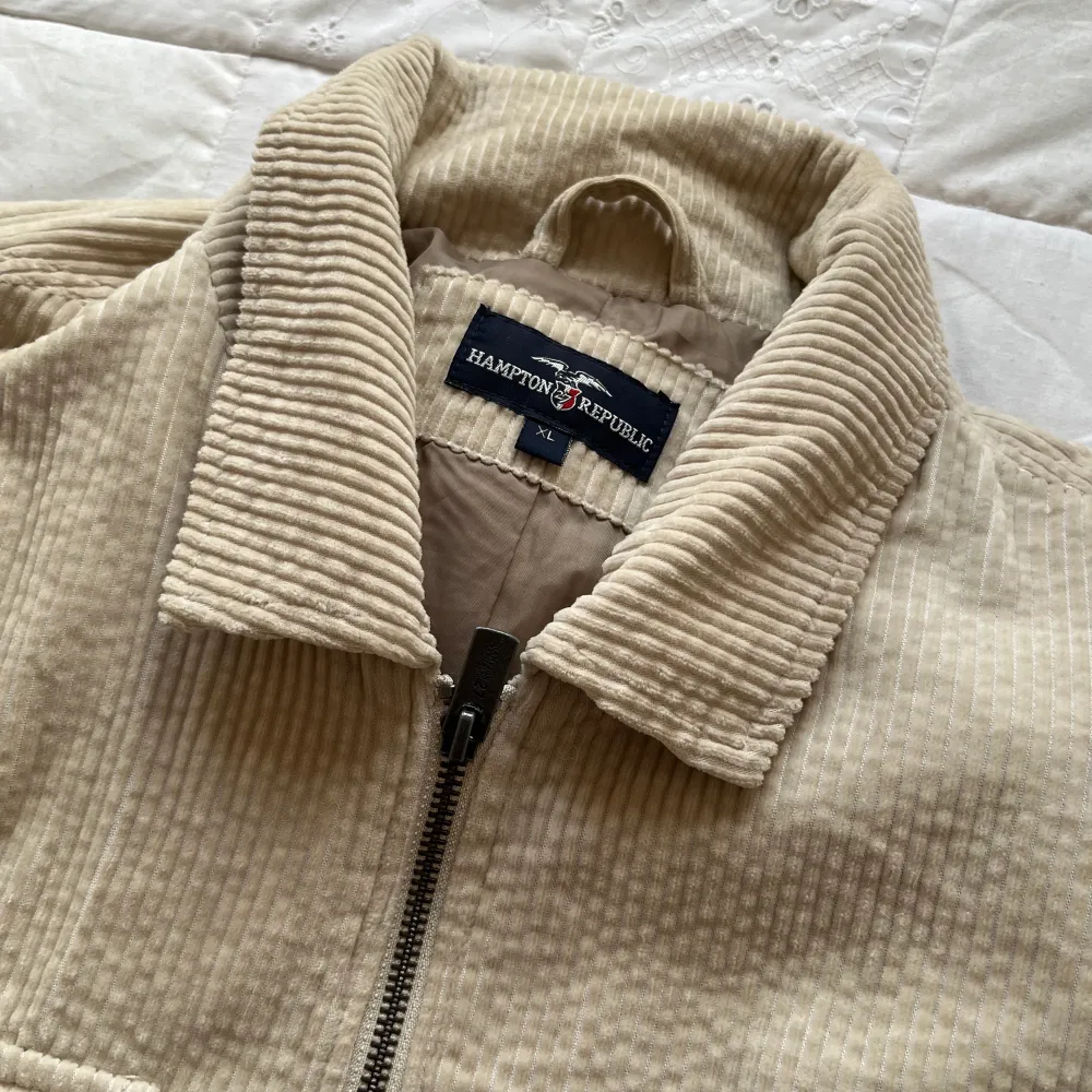 Fräsch jacka/overshirt får HAMPTON REPUBLIC Väldigt najs men köpte fel färg.. Storleken XL är lite oklar, är själv 180 och den sitter rätt najs, typ mittemellan oversized/avslappnad Leverans alternativ kan diskuteras vid intresse! :). Jackor.