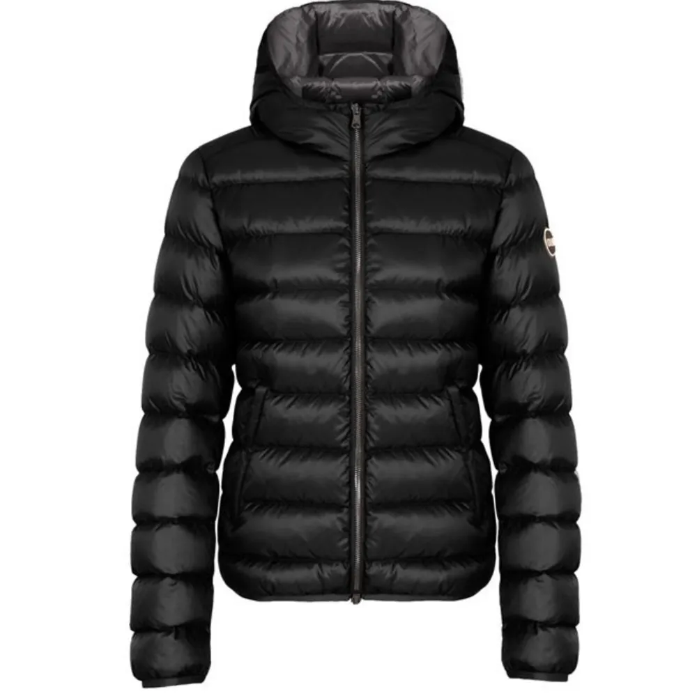 Säljer min svarta colmar ladies downjacket i superfint skick då den inte kommer till användning. Lagom för mig som vanligtvis har 36/38. Nypris 5000kr. Jackor.