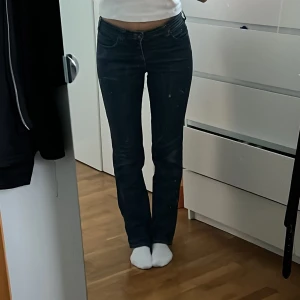 Armani jeans - Ett par jeans från armani jeans med en så snygg ”AJ” detalj på bakfickan! Skriv vid frågor eller intresse💕