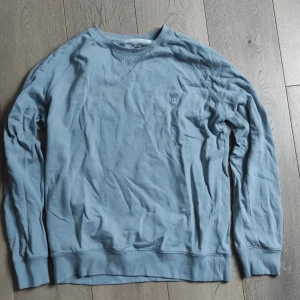 Blå tröja - En väldigt fin tröja, knappt använd, den är ifrån lager 157, bra skick✨