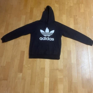 Adidas hoodie  - Svart adidas hoodie, storlek M