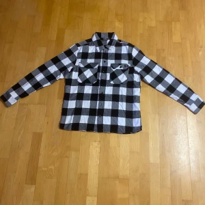 Dickies skjorta/kofta - Svartvit dickies skjorta/kofta, storlek L 