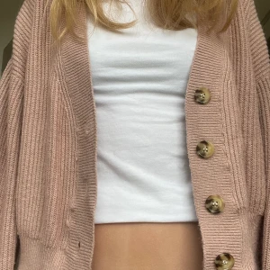 Kofta - Denna super söta rosa koftan bikbok. Perfekt nu när det börjar bli lite kallare på hösten. Använd sällan. Tveka inte om att skrva om du undrar något❤️