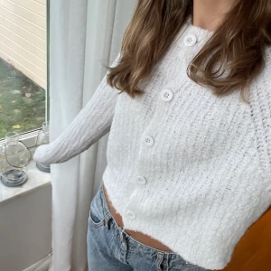 Skickad kofta - Säljer denna super söta koftan. Går både att ha som öppen kofta och stängd tröja. Skriv för fler bilder, köparen står för frakt💕