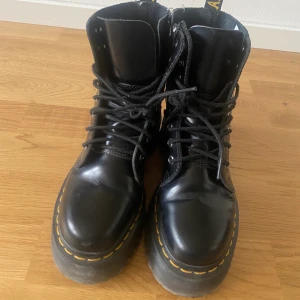 Dr Martens Jadon  - Dr Martens svarta höga stövlar i storlek 36, dm vid frågor, priset går att diskutera vid snabb affär