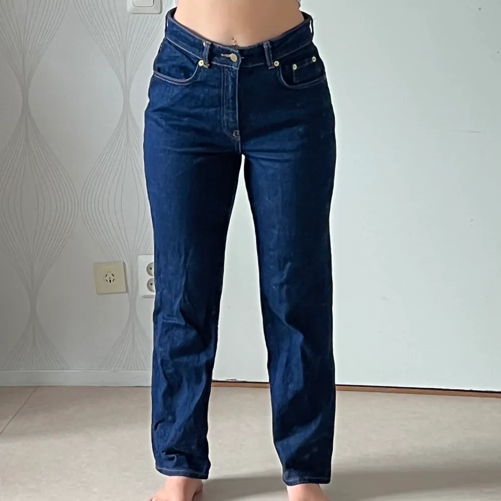 Jeans inköpta för några år sedan, stuprör modell, jag är 166 cm lång så ni ser vart dem kommer på mig, dem har ingen stretch alls typ. fina nu till hösten med ett par boots!  Tas bort 16/10!. Jeans & Byxor.