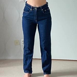 Mörkblåa jeans - Jeans inköpta för några år sedan, stuprör modell, jag är 166 cm lång så ni ser vart dem kommer på mig, dem har ingen stretch alls typ. fina nu till hösten med ett par boots!  Tas bort 16/10!