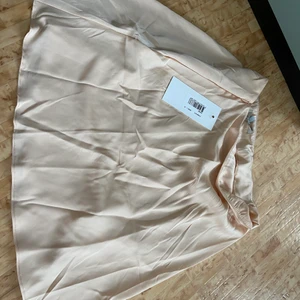 Silkeskjol - Aldrig använd men en superfin kjol från chiquelle! Lappen sitter kvar  Köpare står för frakt 🍀