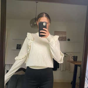 Stickat från Indiska - Stickad tröja med detaljer, från Indiska. Använd en gång, så gott som ny. 