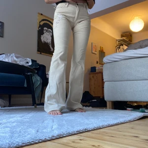 Manchester byxor - Finaste lowwaist Manchester byxorna men en fin detalj🥺 innerbensmåttet-90cm 🤩