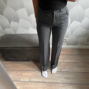 Grå kostymbyxor - Säljer dessa grå kostymbyxor ifrån Madlady🤍storlek EU34 L30 Knappt använda Modellen V2, har ett västligt bra material, nypris 599kr