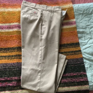 Dickies Jeans Beiga W29 L100cm - Säljer dessa jeans som inte har använts på länge då de är för små för mig, dom är i väldigt bra skick och är i storleken w29 och L100cm f midjan ner till byxbenet.