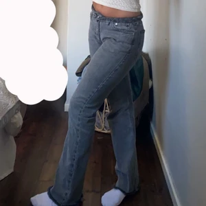 bootcut jeans - säljer dessa jeans från gina som jag sytt till lågmidjat🖤, jag är 160 lång och de är perfekt längd på mig, nypris 399kr