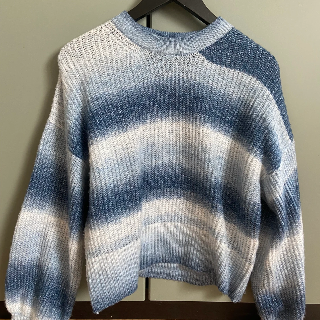 Blå, stickad tröja
