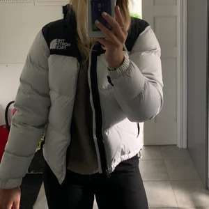 Vit North face jacka st S - Vit North face jacka i dam modell, köpt förra vinter och bara använts några gånger vilket gör att det är en fin vit färg fortfarande🥰nypris 3700 säljer för 2000