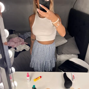 Blomrig kjol - Blomrig kjol ifrån trend house i storlek xs. Aldrig använd  