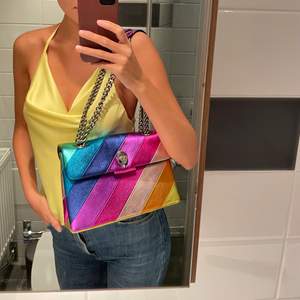 Snyggaste väskan med helt fantastisk lyster i lädret 🌈✨ Matchar med så mycket och piggar upp outfiten. Absolut nyskick utan några som helst skador, med dustbag och papper inuti kvar. Nypris ca 400 euro. Mått 27 x 18,5 x 8 cm. Hämtas i Solna eller skickas, köparen står då för frakt. 