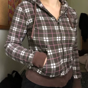 Rutig zip-up hoodie 🤎 - Rutig brun zip-up hoodie, så fin!! Sitter ganska tight och lite croppat på mig som är en M. Fraktkostnad tillkommer!