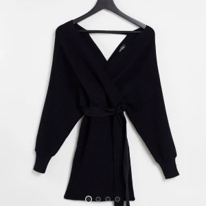 Stickad klänning - Mjuk stickad klänning med knyte från Parallel Lines. Aldrig använd och har lapparna kvar. Storlek S men ganska liten i storlek så skulle säga den passar XS med. Nypris 800. 