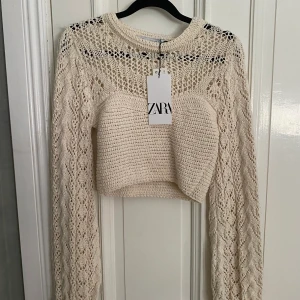 Stickad tröja - Säljer denna häftiga stickade tröja från Zara! Köptes i London i våras och aldrig används. Lappen är kvar! Knytdetalj på ärmarna! Säljes pga oanvändning. Köparen står för frakt, priset kan diskuteras❤️❤️❤️