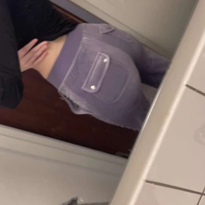 Lila Juicy couture  - INTRESSEKOLL på mina lila juicy couture byxor då jag inte gillar färgen, nyskick köpte dom för 3 veckor sen 💕 OBS! får jag inte närmare nypris komma jag lägga ut dom för nypris!